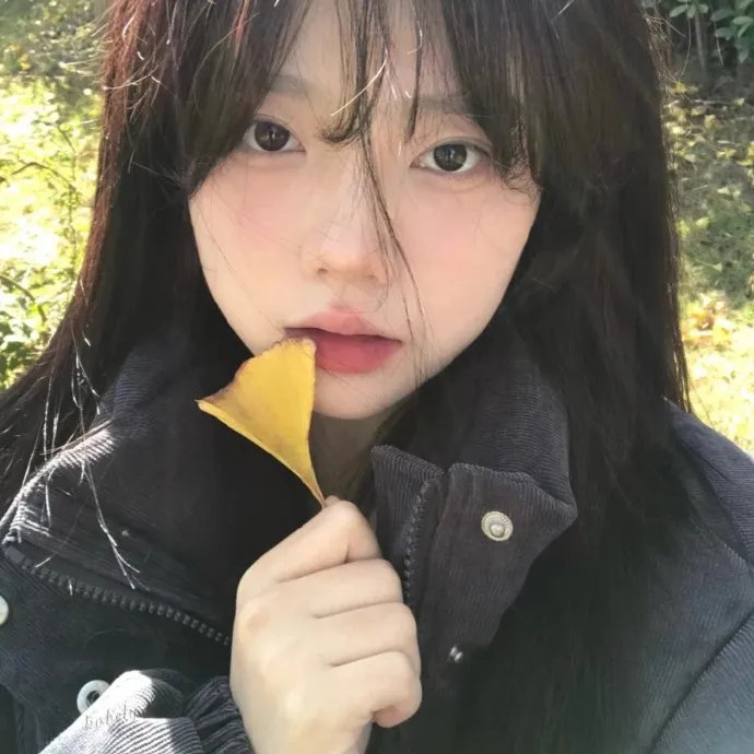 穿一只红鞋的男人